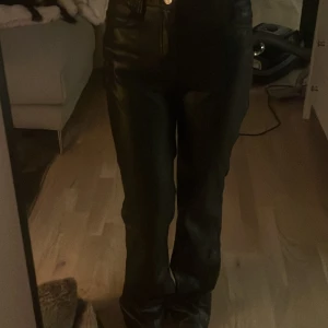 Svarta skinnbyxor med raka ben - Säljer ett par svarta skinnbyxor från Bershka i storlek S, använda fåtal gånger eftersom de är för stora på mig, är perfekta i längden på mig som är 167