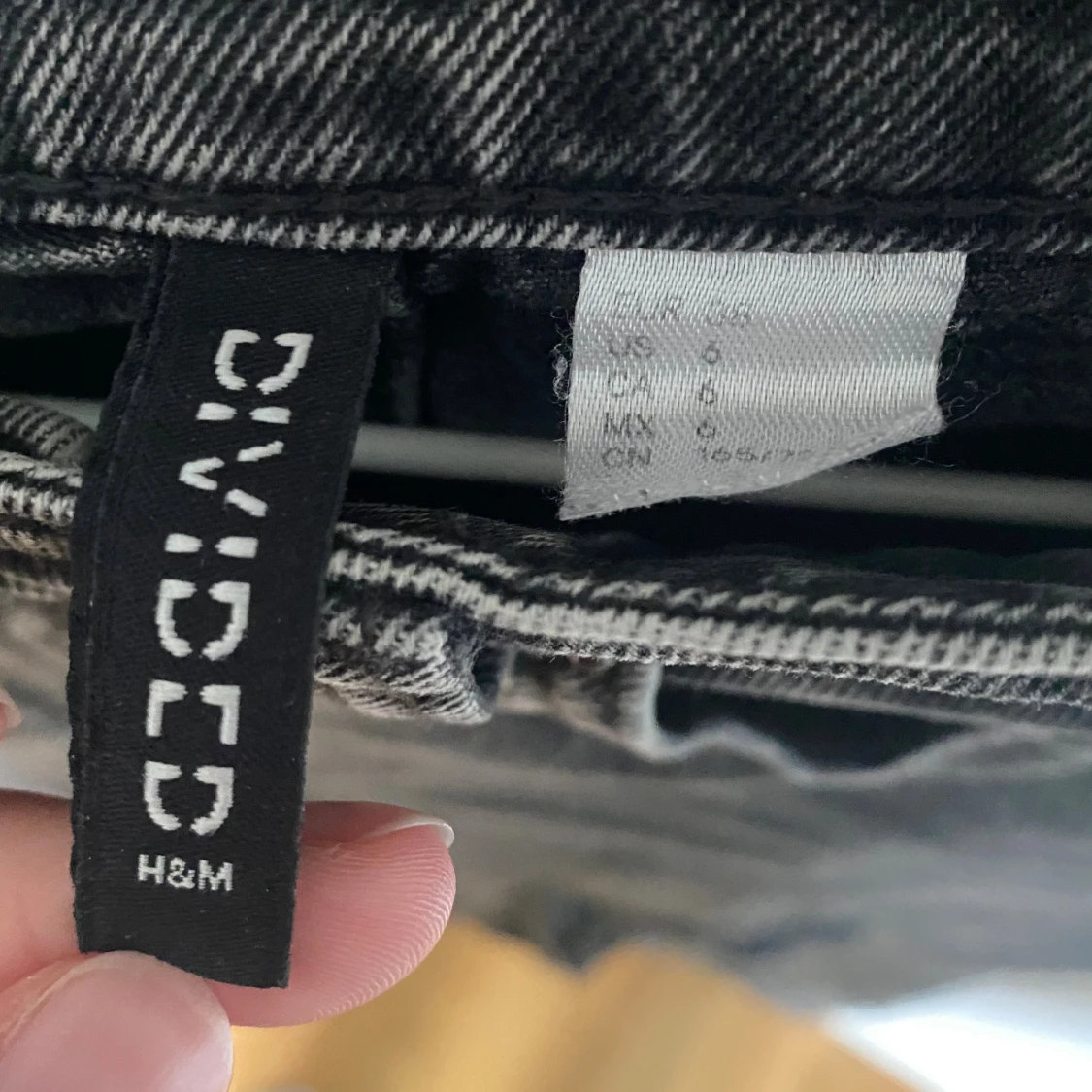 Svarta slitna jeans från Divided H&M - 1