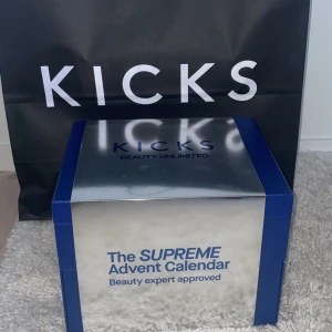 KICKS Supreme Adventskalender - Exklusiv Supreme Adventskalender från KICKS i blå och silver design.  Den inehåller massor av olika produkter i som hudvård, kroppsvård, smink och bara grejer som är bra att ha i väskan. Ni som mins deras kalender förra året så påminner denna lite om den men, med finare grejer och bättre saker. Många produkter är i vanlig storlek men de är definitivt blandat. Orginal pris -1600 men den finns inte att köpa längre!