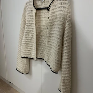 Stickad kofta  - Beige stickad kofta från ONLY med svarta detaljer. 