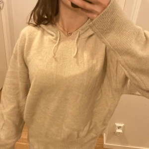 Stickad hoodie Gina - Säljer en beige stickad hoodie i jättebra skick💕
