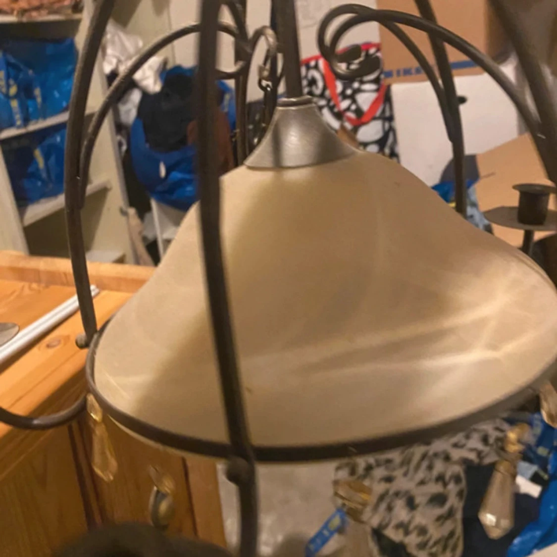 Taklampa med smidesdetaljer och glas