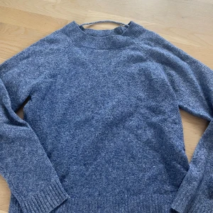 Stickad tröja - Blå stickad tröja från vero Moda✨