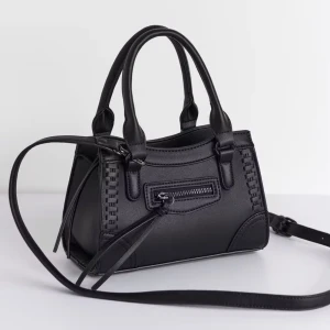 Svart handväska med dragkedja - Snygg svart handväska i skinnimitation med både handtag och axelrem. Väskan har en cool detalj med flätad kant och en liten ficka framtill med dragkedja. Perfekt storlek för det viktigaste och passar till många olika outfits. Från Gina tricot