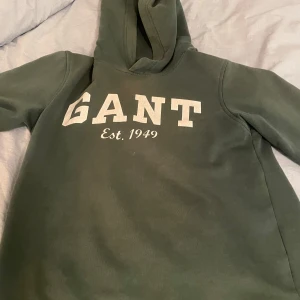 Gant hoodie - Super snygg hoodie från Gant i storlek 152. Pris kan diskuteras vid snabb affär. Skriv alla frågor!😃