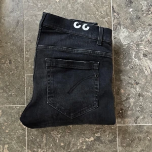 Dondup jeans  - Dondup George || Strlk 33 (passar 32) || riktigt bra skick || Bara att skriva vid frågor och funderingar!