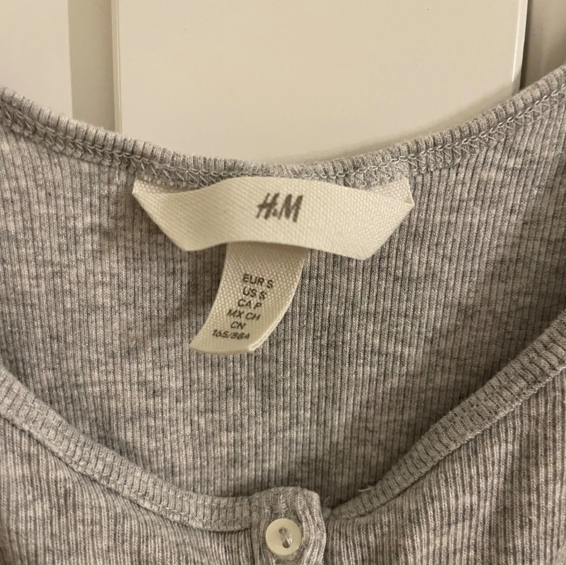 Grå ribbad linnetopp från H&M - 1