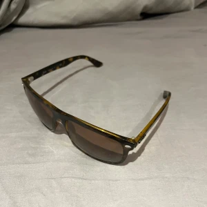 Ray-Ban Boyfriend - Säljer ett par Ray-Ban Boyfriend solglasögon i mycket bra skick. Modellen har en tidlös och elegant design med lätt rektangulär form som passar de flesta ansikten.
