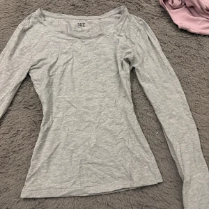 Ljusgrå långärmad tröja 157 - Tröjan är från lager men jag har sytt om den så den sitter verkligen som fastklistrad på kroppen. Supersnygg men den har börjat gå upp i sömmarna, de bild 3. Tveka inte att fråga 💕💕