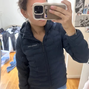 Mörkblå Peak Performance (pris kan diskuteras)  - Säljer en mörkblå dunjacka från Peak Performance med huva och dragkedja. Jackan är quiltad . Perfekt för kalla dagar och riktigt skön att ha på sig. !!Kolla alla bilder!! Har en reva vid vänster handled, men annars i nyskick !! Säljer pga att den är lite för kort på mig. ❣️pris kan diskuteras 