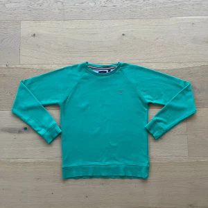 Grön tröja från Gant - Säljer denna snygga gröna tröja från Gant. Den har en logga på bröstet och är i fint skick.