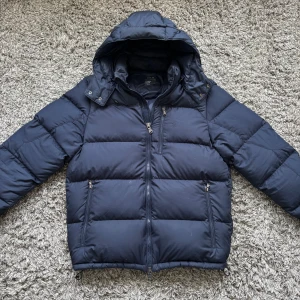 Ralph lauren dunjacka - Säljer denna snygga Ralph lauren jackan!⭐️Skick : finns en lapp på ärmen men det märks inte visas på bild 3, annars nyskick!👍 / NYPRIS = 4000kr!🙌Storlek L men passar också M!🤝Hör gärna av er om ni har funderingar!⭐️