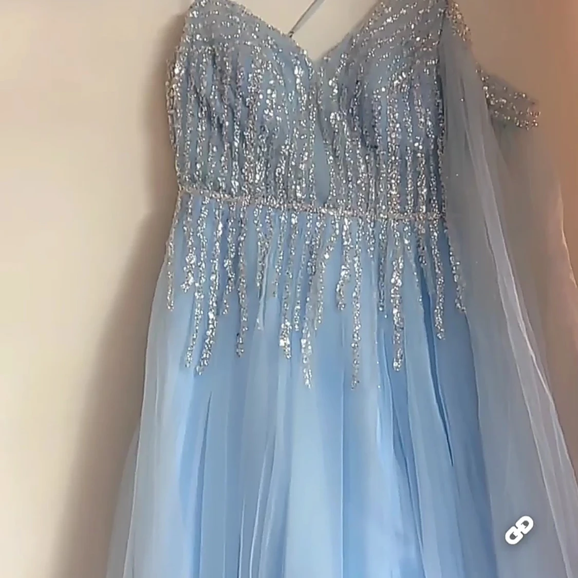 Ljusblå glittrig balklänning