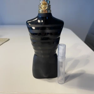 Jean Paul Gaultier le male le parfum 2ml - Jean Paul Gaultier Le Male Le Parfum En intensiv och sensuell tolkning av originalet – ännu mer elegant och förförisk. Kryddig kardemumma, lavendel och iris smälter samman med varm vanilj. En sofistikerad kvällsdoft som utstrålar självsäkerhet och karisma.