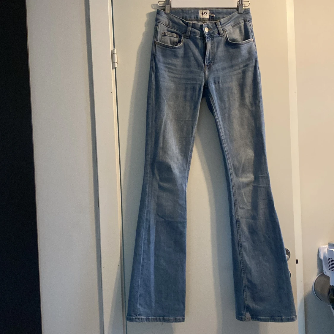 Ljusblå bootcut jeans från Lager 157