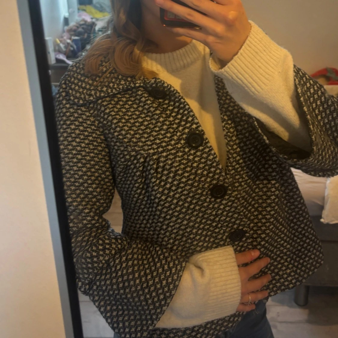 Svartvit mönstrad kappa med stora knappar - 92