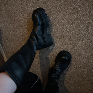 Svarta Boots Med Hög Klack - helt nya & oanvända, storlek 38.