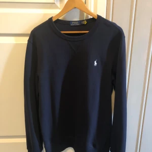 Ralph lauren crewneck marinblå - Nu säljer jag min riktig snygga Ralph Lauren crewneck 💯 Skicket är riktigt bra nästan som ny 9/10.   Har du frågor eller funderingar är de bara att höra av sig 🙌