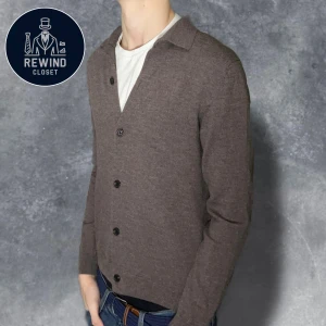 Stickad cardigan 100% merinoull - Det stickad cardigan i 100% merinoull. Storlek M. Mycket bra skick. Pris endast 399 kr😁