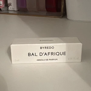 Byredo Bal d'Afrique 2ml Parfym - Upptäck Bal d'Afrique Absolu de Parfum från Byredo i en smidig 2ml storlek. Perfekt för dig som vill testa något nytt eller ha med på språng. Snygg och stilren förpackning som passar alla tillfällen.     Top notes are African Marigold, Bergamot and Buchu or Agathosma; middle notes are Violet and Cyclamen; base notes are Vetiver and Cedar.