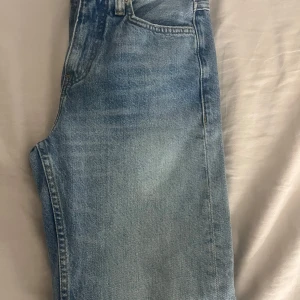Blå raka jeans från Zara - Säljer ett par ljusblå jeans från Zara med klassisk femficksdesign och raka ben. Jeansen har normal passform. Storkleken är 36 men de är midwaist  