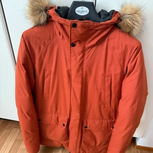 Everest vinterjacka - Vinterjacka i mycket fint skick, varm och skön. Storlek S