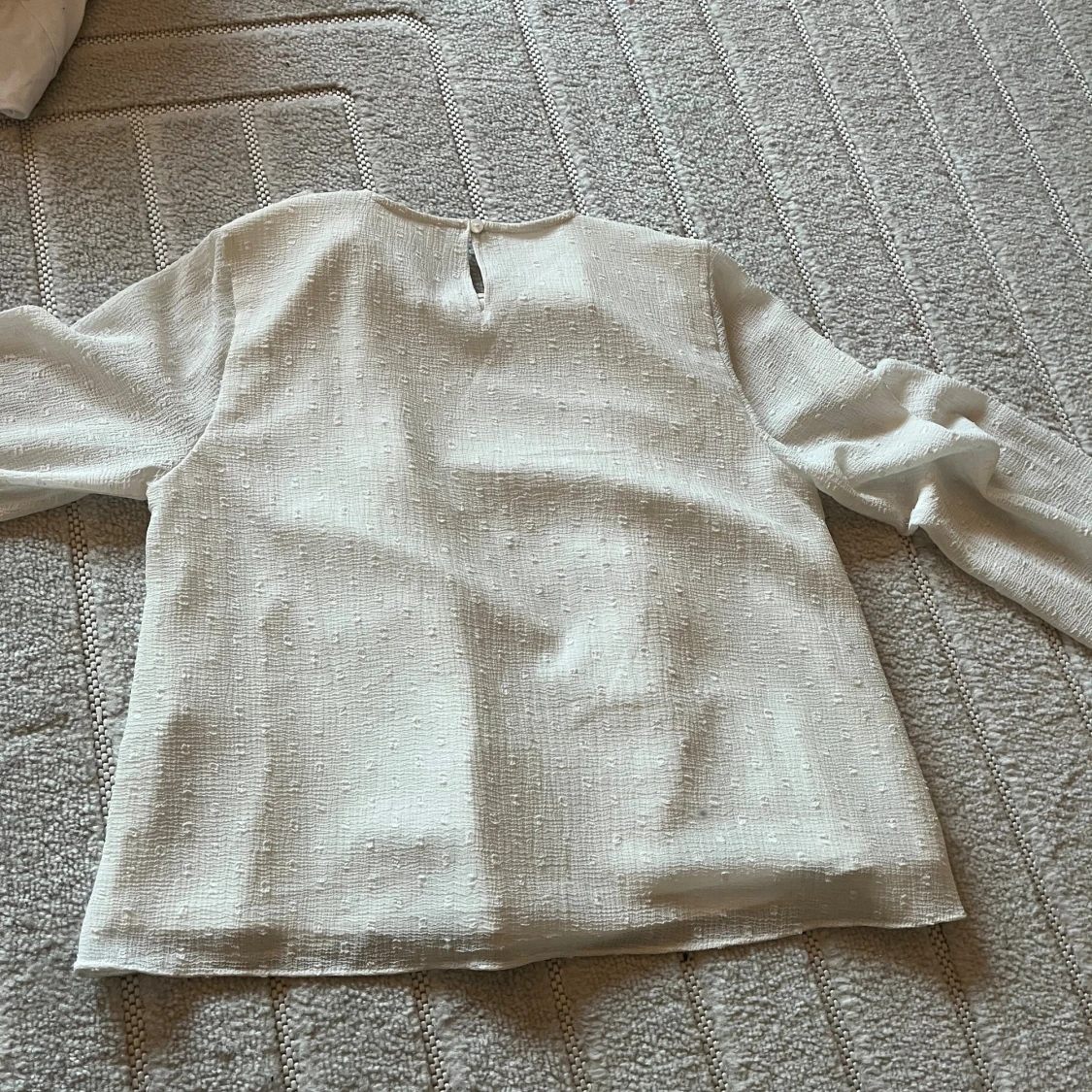 Vit blus med volangdetaljer - 1