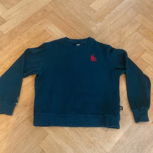 Mörkgrön tröja size XS - Tröjan kommer ifrån en vatten show i Macao där jag råkade köpa den för liten och har därför inte använt den. Den är i väldigt bra skick och har några coola detaljer 