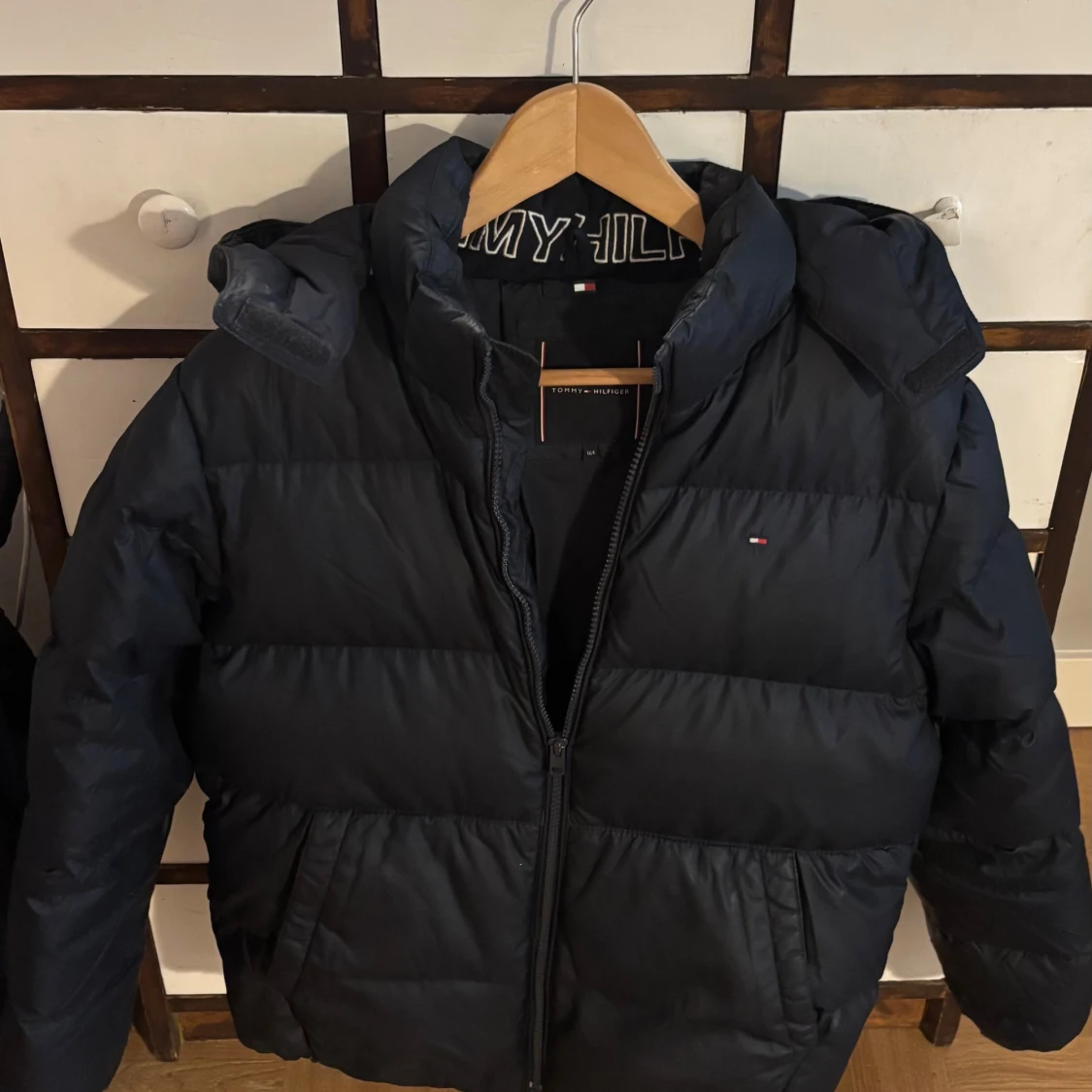 Svart pufferjacka från Tommy Hilfiger