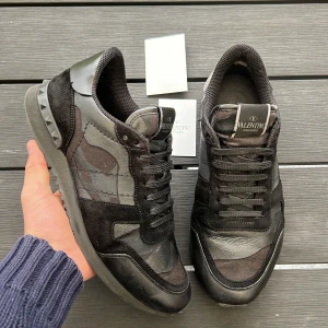Valentino rockrunners svart 41 - Säljer dessa trendiga rockrunners perfekt för vinter! Size 41! Skick 8,5/10! Vad ingår? Valentino kort! Fraktar samma dag som köp! Hör av dig vid intresse 🤩