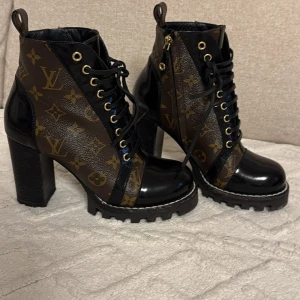 Äkta Louis Vuitton boots med monogram - Kvitto finns dem är knappt använda i mycket gott skick 
