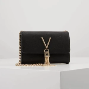 Valentino axelväska - Snygg svart axelväska från Valentino med guldfärgad kedjerem. (Ser silver ut på bild men är guld egentligen). Kommer utan defekter och är knappt använd 