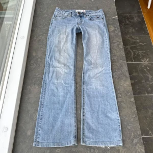 Lågmidjade jeans  - Så snygga jeans som tyvärr inte passar mig och har därför ingen bild på! Midjemått tvärsöver: 40cm Midjehöjd: 20cm Inerbens längd: 78cm. Jeansen har ett litet hål, se bild men det är inget som syns så mycket och går säkert att laga🩷