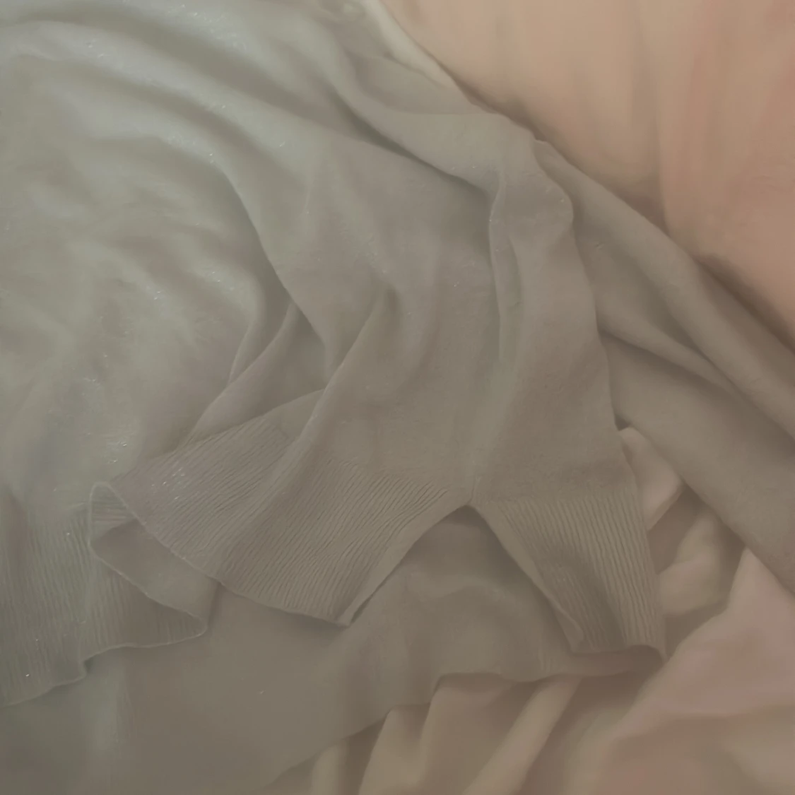 Ljusgrå glittrig stickad tröja - 1