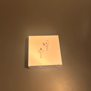 AirPods 4 (ANC) - Nya Apple AirPods 4 med aktiv brusreducering (ANC). Levereras i obruten originalförpackning. Perfekt för trådlös musik och samtal med hög ljudkvalitet. Inga synliga skador eller slitage på hörlurarna.