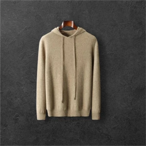 Beige hoodie i kashmir med huva - Mjuk och lyxig beige hoodie i kashmir med huva och långa ärmar. Tröjan har snörning vid halsen och ribbade muddar vid ärmslut och nederkant. Perfekt för dig som gillar stilren och enkel design med extra komfort.