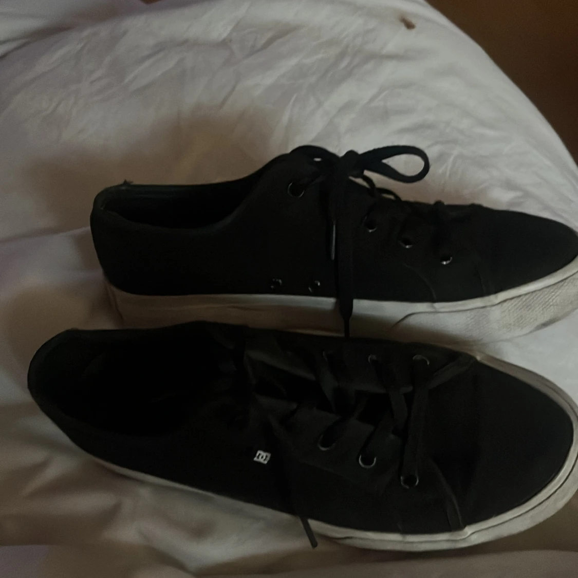 Svarta DC sneakers med vit sula - 2