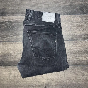 Replay Anbass Jeans  - Säljer ett par svarta Replay Anbass jeans. Jeansen har klassisk femficksdesign, raka ben och snyggt Replay-märke bak i midjan. Materialet är mjukt jeans med en lätt tvättad look. Midja 42, längd 104cm. JAG SKICKAR INGA FLER BILDER NÄR JAG BÄR JEANSEN PÅ:) s2 