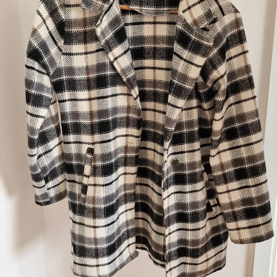 Rutig svartvit kappa med krage