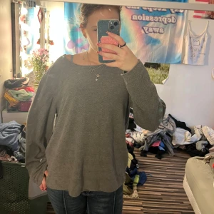 Grå långärmad tröja från Crocker - En enkel och chill grå långärmad tröja från Crocker. Tröjan har en loose passform och är tillverkad i mjukt material som känns skönt mot huden. Perfekt för lager-på-lager och passar till jeans eller mjukisbyxor.