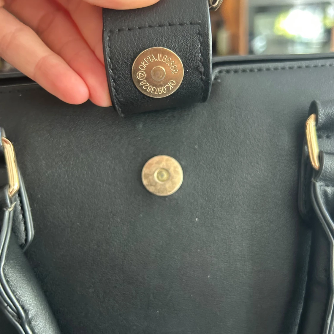 Svart handväska med gulddetaljer - 4