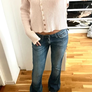 Lee jeans  - Säljer ett par snygga Lee jeans som är sydda utsvängda av en skräddare                                                                                 Midjemått rakt över: 38                                                                           Innerbenslängd: 72                                                                       ( defekt sista bilden) 