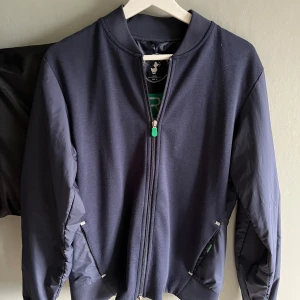 Tunn Cardigan Save The Duck - Bra skick, använd få gånger. Storlek M. Nypris 1600.