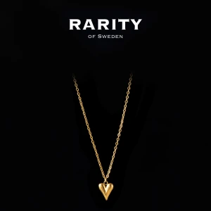 Heart Necklace - Gold: Guldigt hjärthalsband från Rarity - Stilrent halsband i guldton från Rarity of Sweden med ett elegant hjärthänge. Kedjan är tunn och klassisk, perfekt för att lyfta vilken outfit som helst. Hjärtat ger en romantisk touch och smycket känns både modernt och tidlöst.