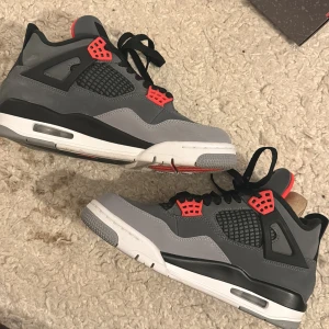 Jordan 4 Retro Infrared - Säljer dessa underbara Jordan 4 i Retro Infrared! Använda 1 gång. Passar både killar och tjejer! Storlek 40 men passar från 38-40! Allt i boxen medföljer! Köpta från JDsports i thailand. 
