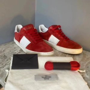 Valentino flycrew  - Snygga Valentino flycrew nestan alla nitar kvar storlek 40 men passar 42 skick 7/10 byte mot Lanvins i nytt skick går