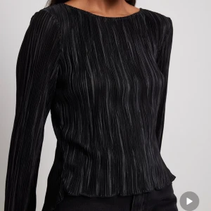 Topp med knytning - Jättefin topp med snörning i ryggen från nakd. Säljer då den aldrig kommit till användning, endast testad💞