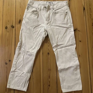 Vita trendiga jeans. - Säljer ett par vita jeans med rak passform från lager 157. Midja 33, längd 32. Pris kan diskuteras