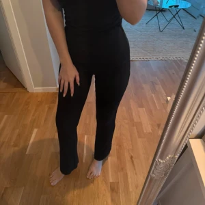 Byxor - Från hm, använda enstaka gång 🌸  Rak modell i ribbat material