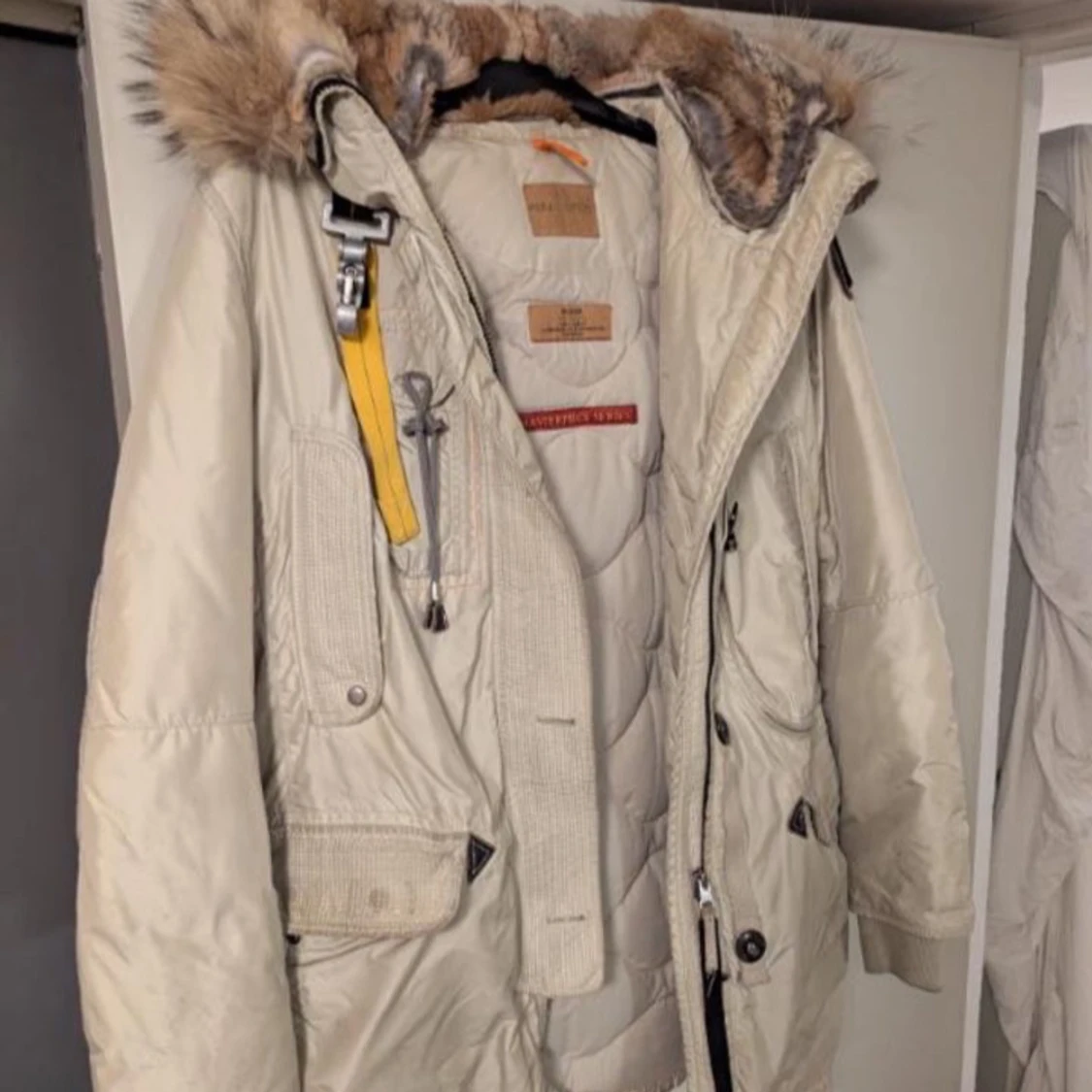Beige Parajumpers parkas med päls - 1